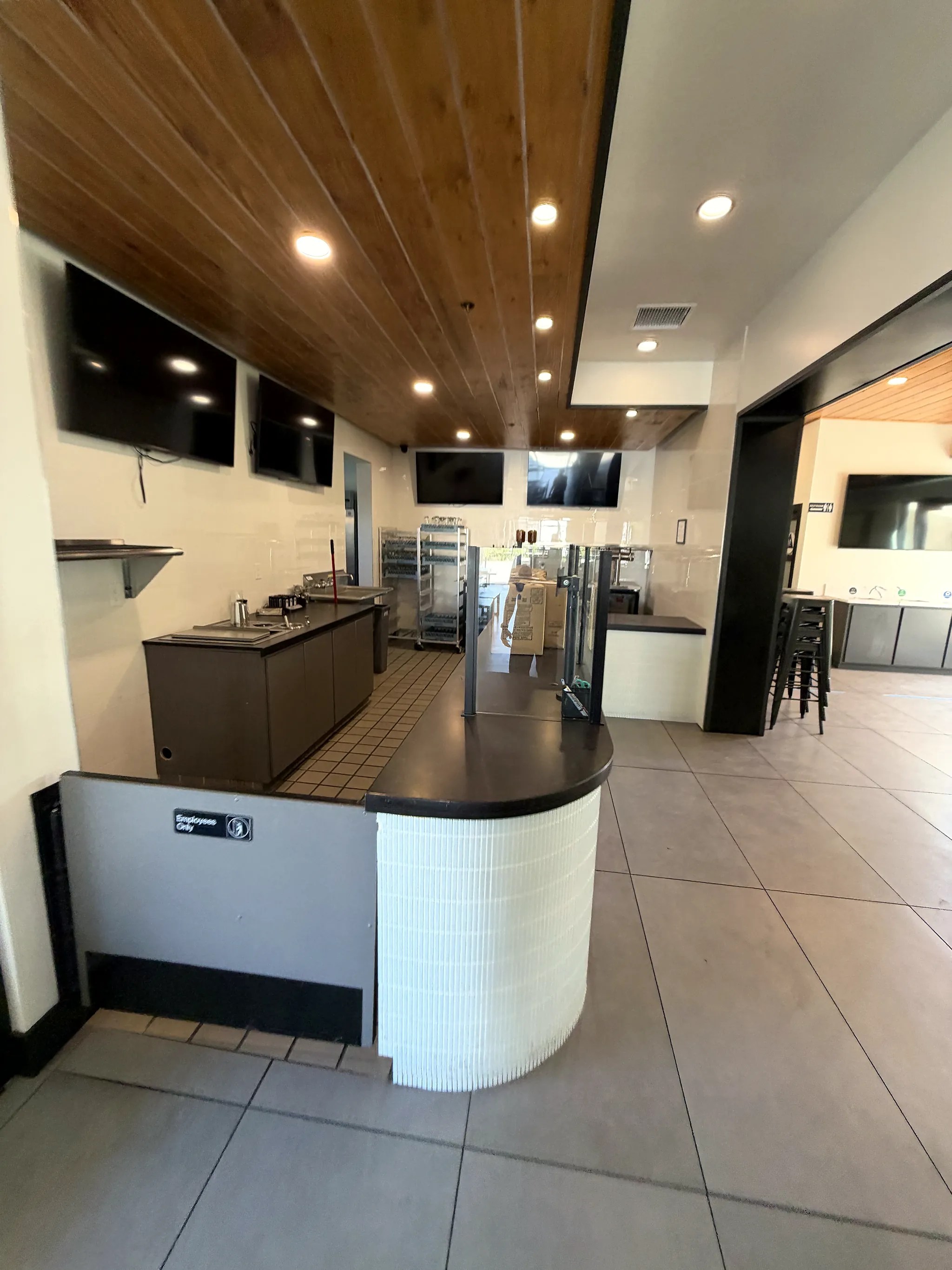 Bar station with a curved tile counter